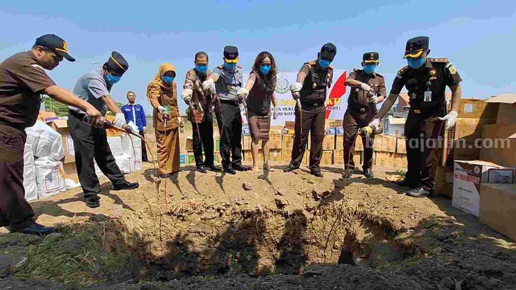 Kajari Kota Mojokerto, Bobby Ruswin bersama Forkopimda Mojokerto saat pemusnahan barang bukti di halaman Kejari Kota Mojokerto. [Foto : Misti/beritajatim.com]