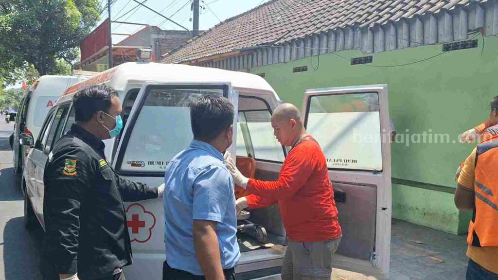 Korban saat dievakuasi sejumlah petugas dan relawan ke IGD RSU Dr Wahidin Sudiro Husodo Kota Mojokerto. [Foto : Misti/beritajatim.com]