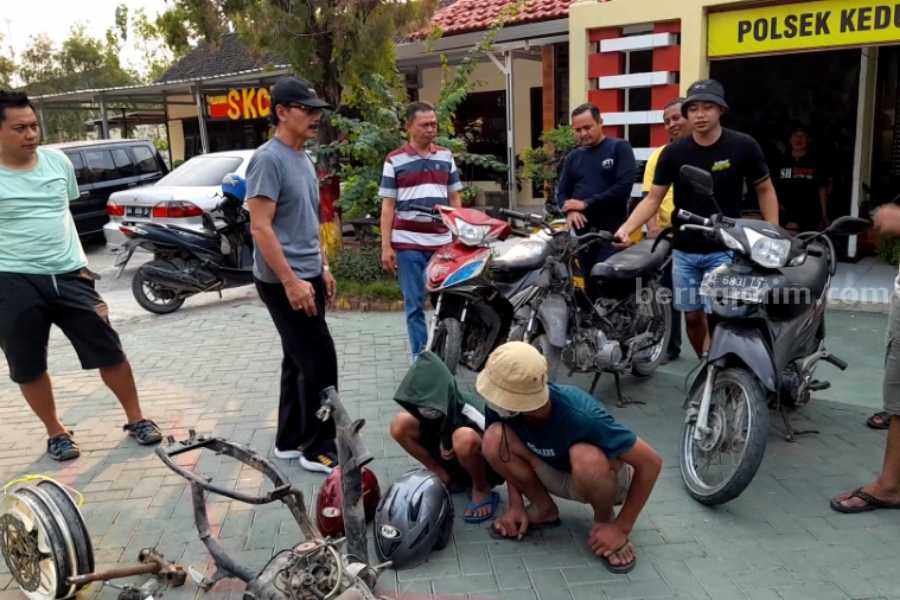 Dua pelajar yang mencuri motor saat diamankan di Polsek Kedunggalar, Ngawi.