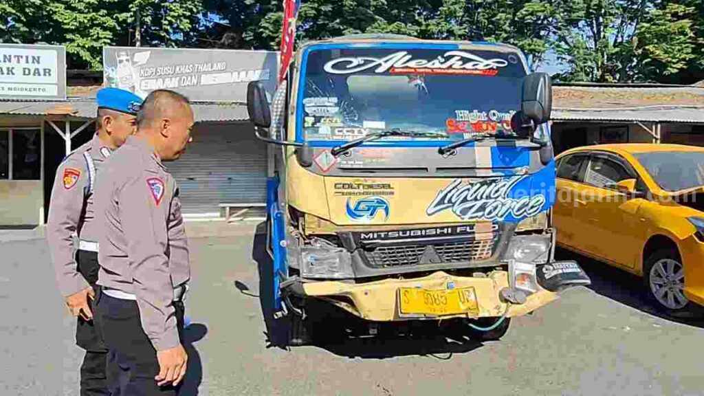 Truk tangki air nopol S 9085 UP diamankan di Mapolres Mojokerto. [Foto : Misti/beritajatim.com]