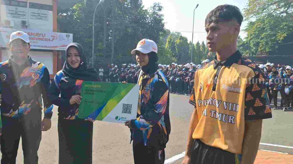 Bupati Mojokerto Ikfina Fahmawati saat Upacara Pelepasan Kontingen Kabupaten Mojokerto di halaman Pemkab Mojokerto. [Foto : Misti/beritajatim.com]