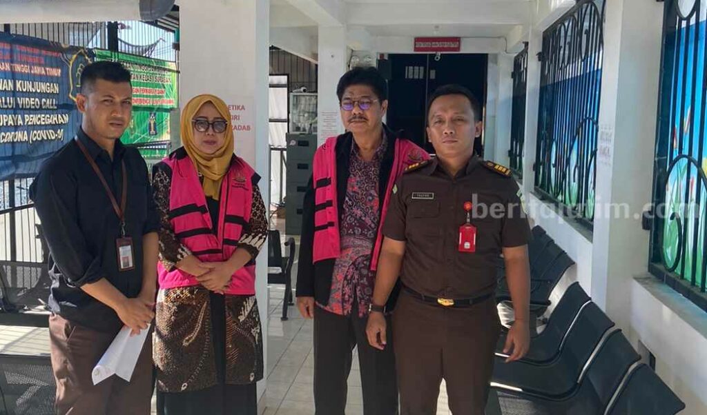 Diduga Korupsi 8,2 Miliar, Mantan Kadispendik Jatim Saiful Rachman Digelandang ke Rutan Kejati Saiful Rachman dan seorang kepala sekolah swasta di Jombang, Eny Rhosidah saat digelandang ke Rutan Medaeng.