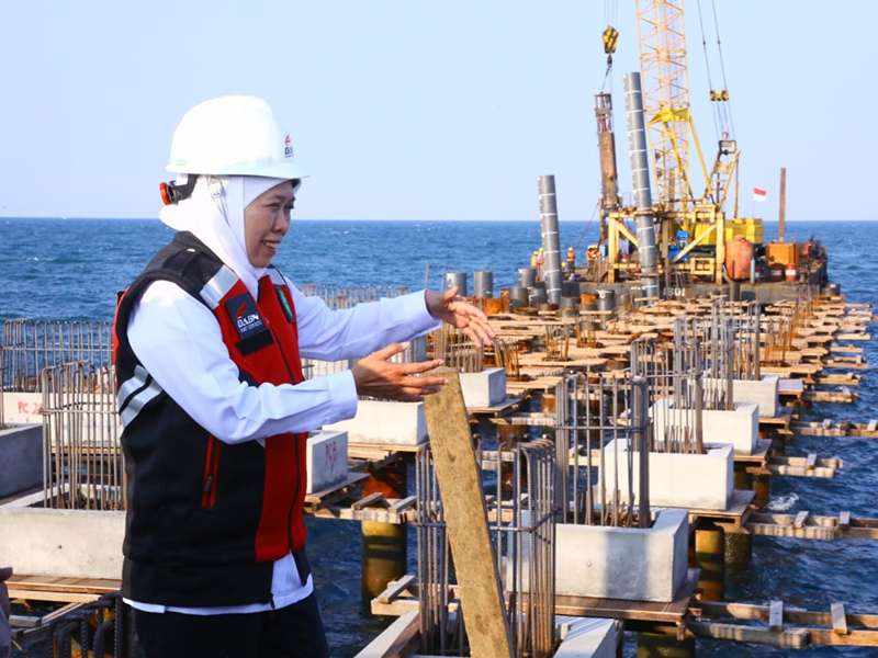 Gubernur Khofifah saat meninjau  perpanjangan dermaga 2 di Pelabuhan Probolinggo, Kota Probolinggo