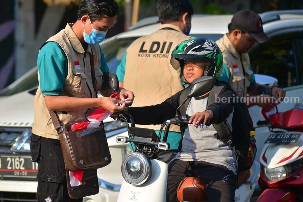 Pemuda LDII Kota Kediri Bagi 1.745 Bendera Merah Putih Gratis LDII Kota Kediri