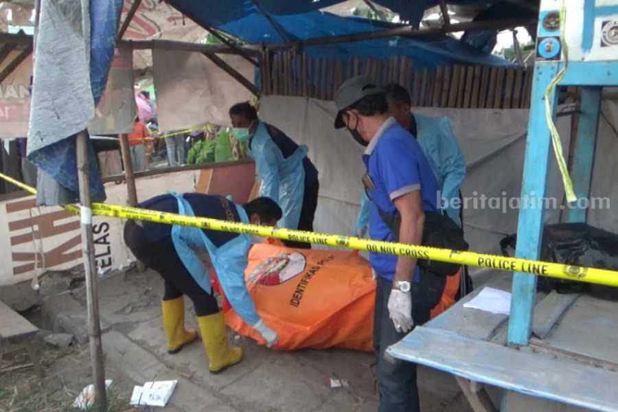 Tim medis Instalasi Forensik dan Medikolegal RSUD dr Soeroto Ngawi saat mengevauasi mayat pria yang ditemukan di warung Desa Beran, Ngawi, Sabtu (5/8/2023)
