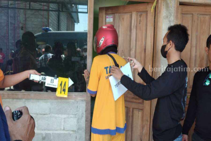 Saat Kejang, Kaki Janda Itu Diikat dengan Kabel Antena Televisi Ikbal Riskia (28) pelaku pembunuhan janda di dalam kos di Kelurahan Bangunsari, Dolopo, Madiun, Jawa Timur saat rekonstruksi, Kamis (10/8/2023)