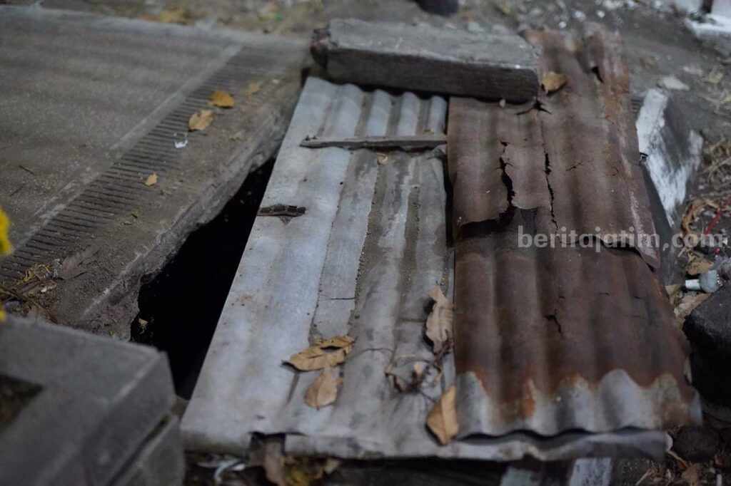 Gorong-Gorong Bolong di Kediri Hanya Ditutup Seng, Gak Bahaya Ta? Kediri