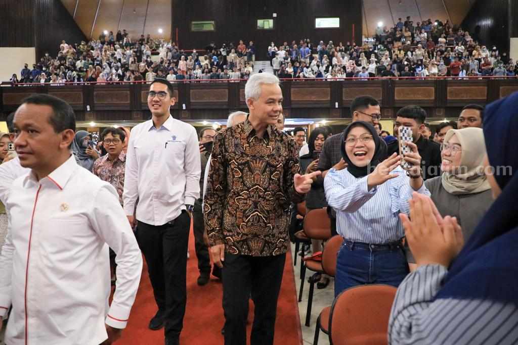 Elektabilitas Survei Paling Tinggi, Ganjar Pranowo: Bikin Pemilu Happy, Jangan Ada Olok Olokan Ganjar Pranowo bersama para mahasiswa UGM dalam kuliah bersama- (Istimewa)