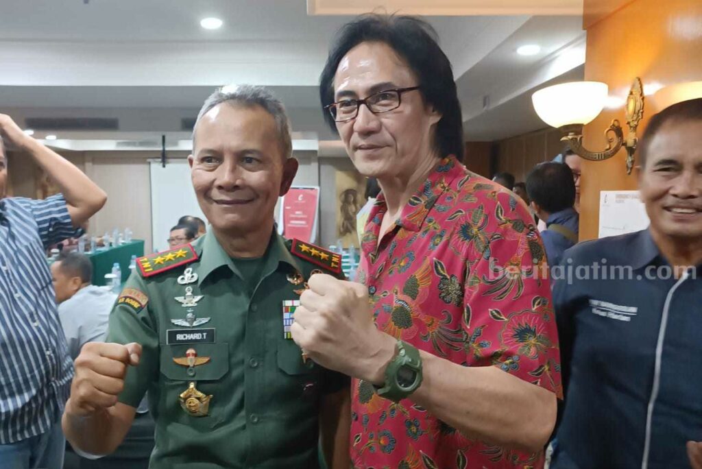 Kandidat Ketum PBTI Periode 2023-2027, Letjen TNI Richard Tampubolon Terkuat Letjen TNI Richard Tampubolon (kiri) berdoto bersama mantan taekwondoin nasional dan Olympian Lamting