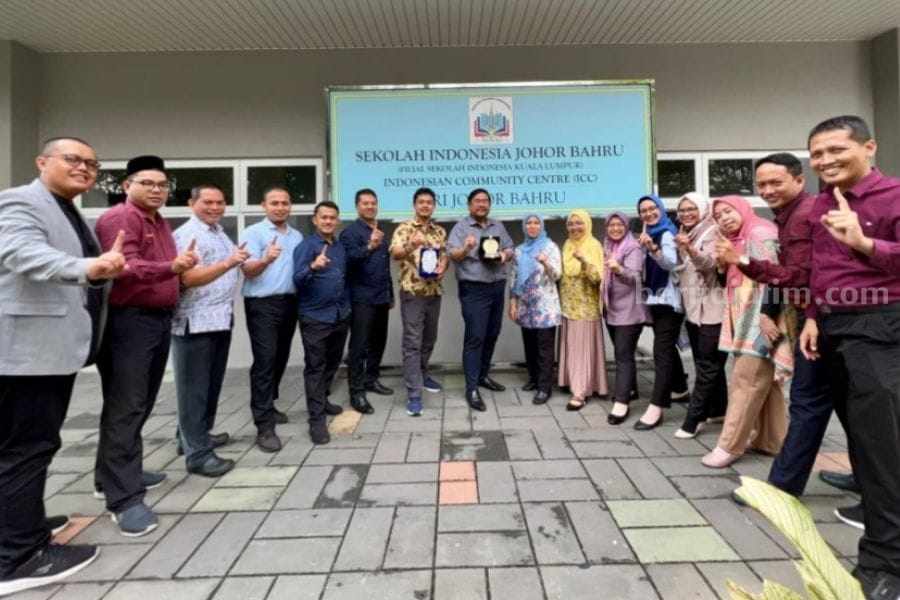Tim PKM Unesa saat memberikan pelatihan pada guru SD dan SMP di SIJB, Malaysia pada Selasa, 18 Juli 2023.