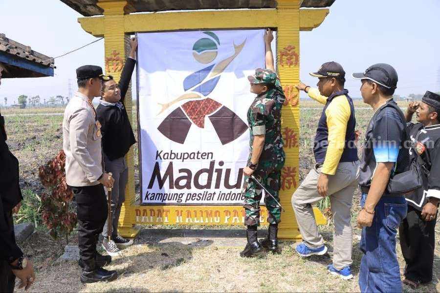 707 Tugu Silat di Kabupaten Madiun, 650 di Fasilitas Umum Tugu IKS PI di Desa/Kecamatan Pilangkenceng yang kin berganti logo jadi Tugu Madiun Kampung Pesilat.