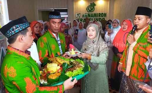 Bagoes Awaludin Irfansyah (pegang mikropon), saat meresmikan PT An Namiroh Travelindo cabang Jombang, Rabu (16/8/2023)