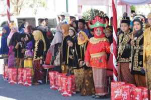 Siswa SD di Sumenep Ikuti Upacara HUT ke-78 Kemerdekaan RI Gunakan Baju Adat Anak- anak gunakan baju adat saat upacara.