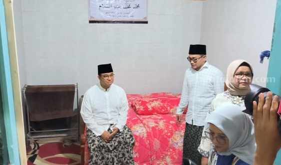 Anies Baswedan saat berada di kamar tempat kelahiran Gus Dur yang berada di Pondok Denanyar Jombang, Kamis (31/8/2023)