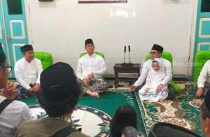 Anies Baswedan saat beramah-tamah di rumah kasepuhan Pesantren Denanyar, Kamis (31/8/2023)