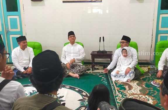 Anies Baswedan saat beramah-tamah di rumah kasepuhan Pesantren Denanyar, Kamis (31/8/2023)