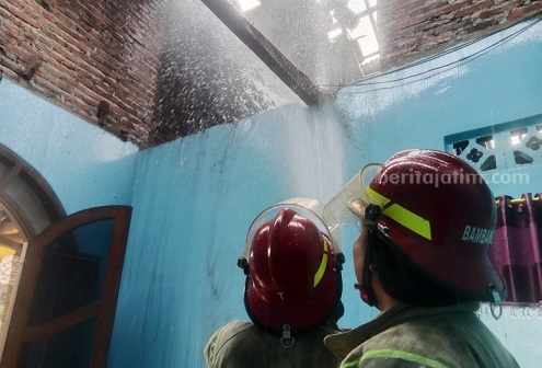Rumah Warga Jombang Terbakar, 1 Orang Terluka Rumah Warga Jombang Terbakar, 1 Orang Terluka