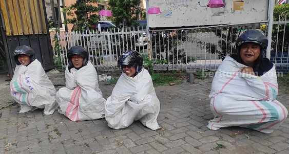 Wartawan Jombang Berguling-guling Saat Lomba Balap Karung Memakai Helm PWI Jombang menggelar lomba balap karung dalam rangka memperingat HUT ke-78 Kemerdekaan RI, Rabu (9/8/2023)
