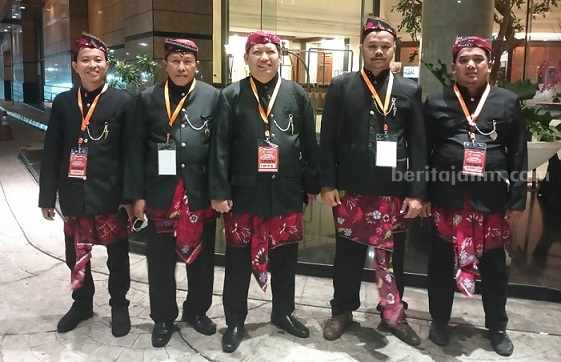 Lima Komisioner Bawaslu Jombang 2023-2028 Dilantik di Jakarta Lima Komisioner Bawaslu Jombang 2023-2028 mengenakan baju daerah saat pelantikan, Sabtu (19/8/2023)