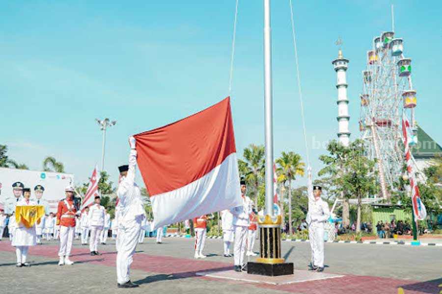 Upacara pengibaran bendera merah putih di Alun-alun Lamongan.