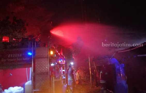 Bengkel di Jombang Terbakar Hebat Akibat Korsleting Listrik Petugas melakukan pemadaman saat terjadi kebakaran bengkel di Desa/Kecamatan Bareng Jombang, Rabu (30/8/2023) malam
