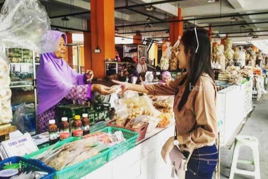 Potret pedagang yang sedang melayani pembeli. (Foto: Fitri Yuliani/beritajatim.com)