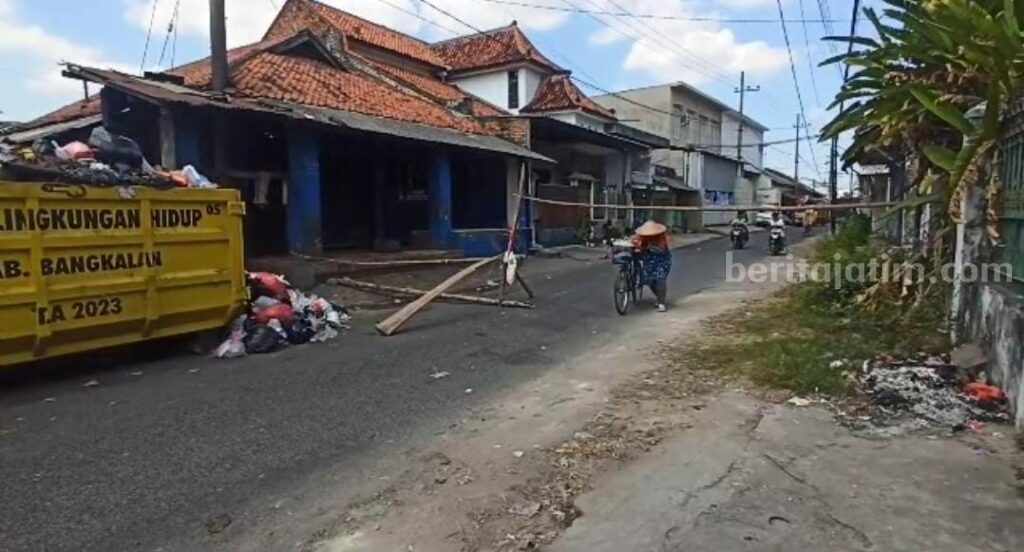 Sampah Dibiarkan Menumpuk, Warga Bangkalan Blokade Jalan blokade jalan