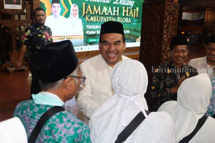 Bupati Arief Rohman menyambut kedatangan jamaah haji. (Dinkominfo)