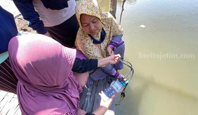 Tim Ecoton melakukan pengecekan air Sungai Brantas