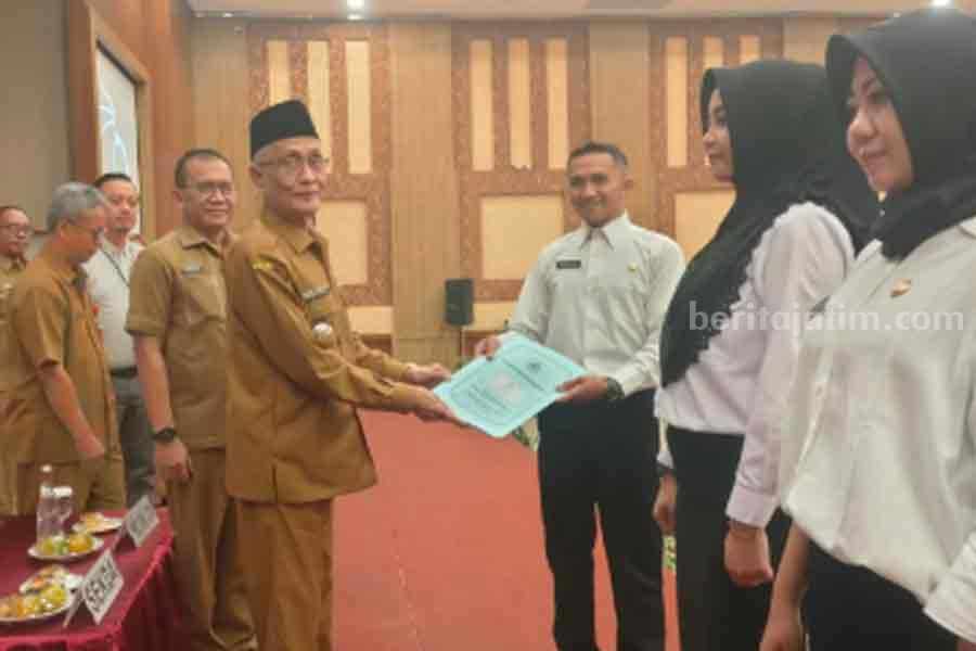 Bupati Bondowoso saat serahkan SK ke perwakilan P3K. (Ist)