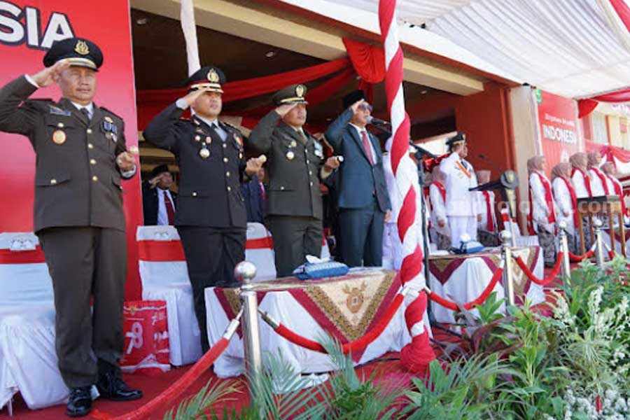 Bupati Sumenep, Ach. Fauzi Wongsojudo memimpin upacara peringatan kemerdekaan Indonesia.