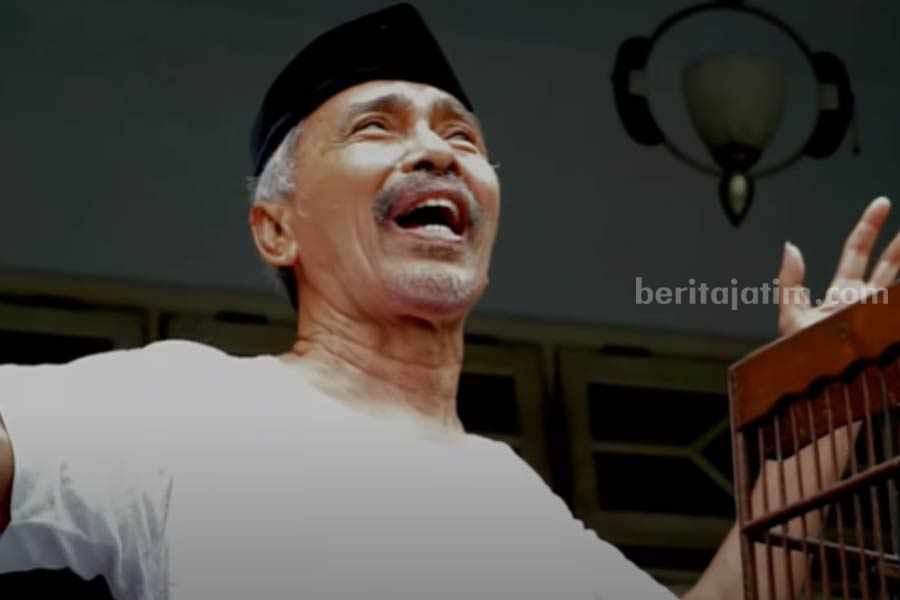 Ludrukis senior, Cak Kartolo yang menerima penghargaan dari Gubernur Jatim.