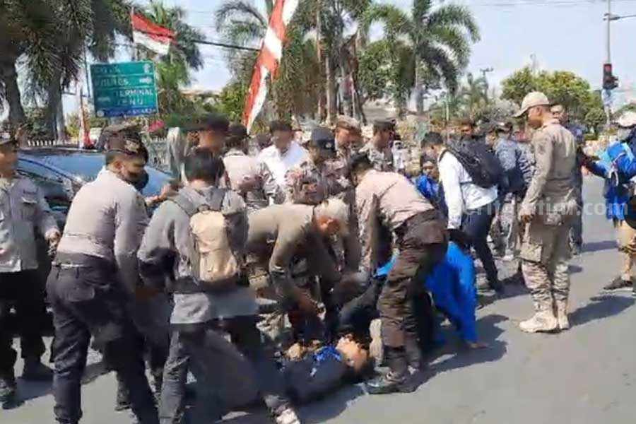Tangkapan layar video saat mahasiswa ricuh dengan aparat. [Foto:Diah Ayu/beritajatim.com]
