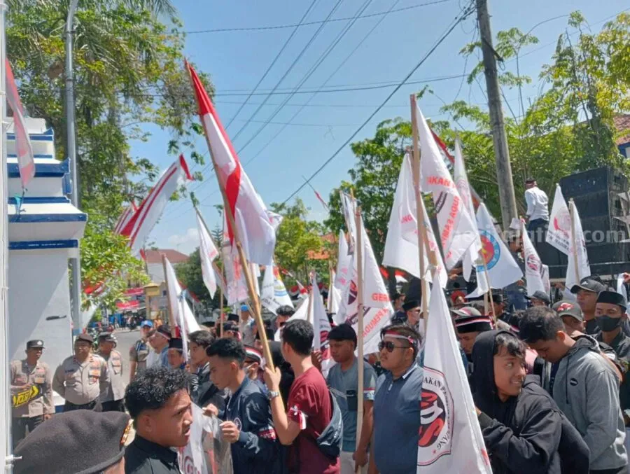 Warga Sampang Demonstrasi Tolak Rocky Gerung Masuk ke Madura Aksi tolak Rocky Gerung ke Madura (Foto: Zamachsari/beritajatim.com)