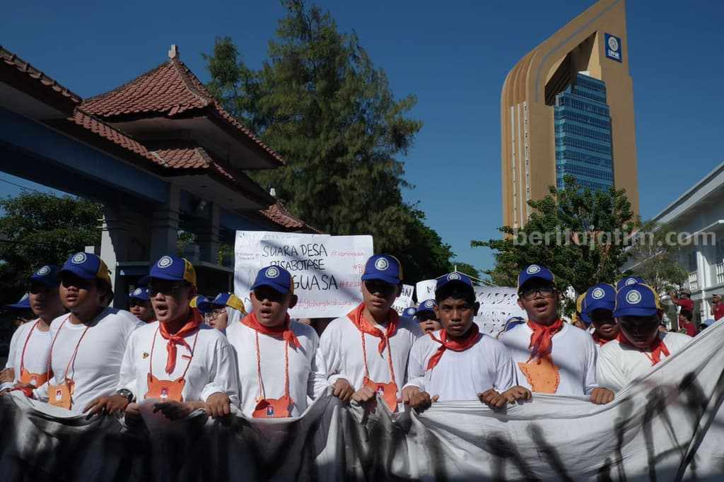 Mahasiswa Fakultas Ilmu Sosial dan Ilmu Politik (FISIP) Universitas Airlangga Surabaya melakukan unjuk rasa.