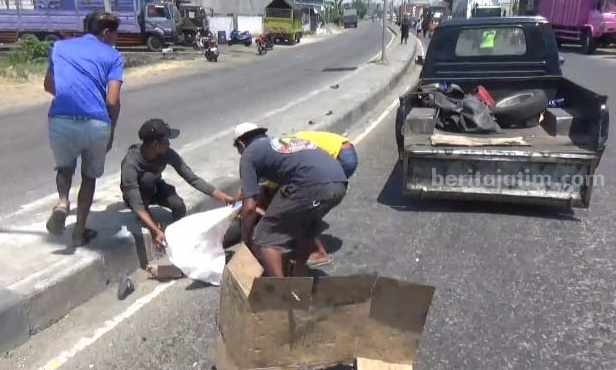 Warga mengevakuasi korban menggunakan mobil pikap, Rabu (30/8/2023)