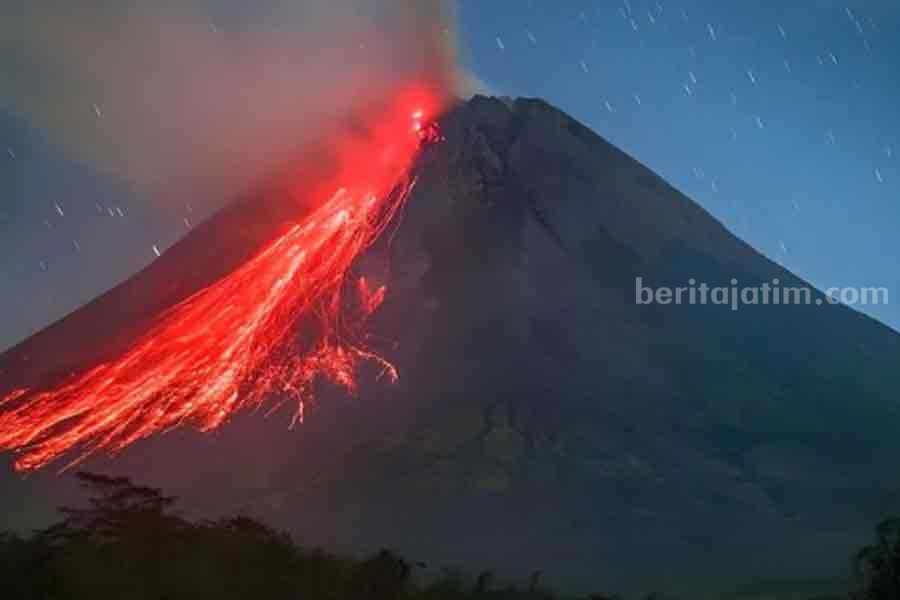 Status Siaga Level 3, Sleman Larang Kibarkan Bendera Merah Putih di Puncak Merapi Gunung Merapi di Kabupaten Sleman. (IG @ariv_venoid)