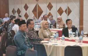 Ketua ISMI Jatim Yusron Aminulloh (kanan) saat menghadiri acara FWI 2023