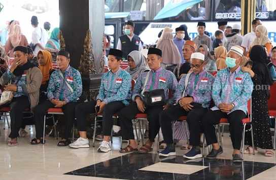 Jemaah haji asal Jombang saat tiba di alun-alun Jombang, Rabu (2/8/2023)