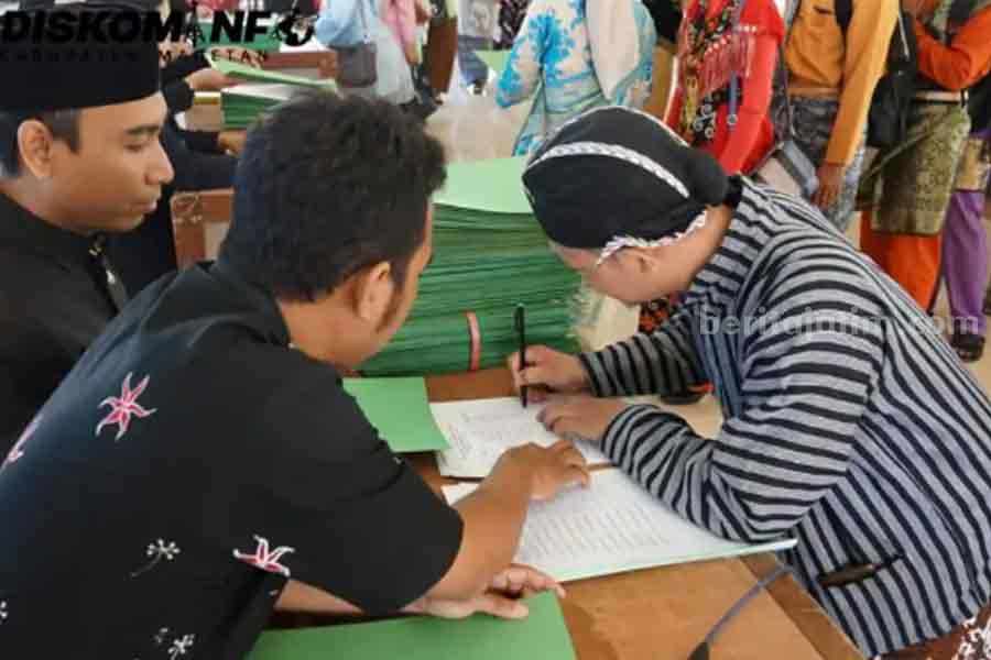 Prosesi penyerahan SK pengangkatan ASN di Magetan. (Diskominfo)