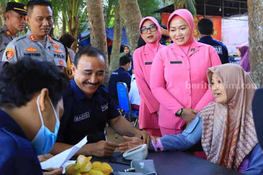 Kapolres Tuban AKBP Suryono bersama Ketua Bhayangkari saat memantau proses pelaksanaan pengobatan gratis di Pantai Kelapa Tuban. [Foto:Diah Ayu/beritajatim.com]