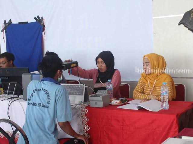 Seorang lansia saat melakukan perekaman e-KTP