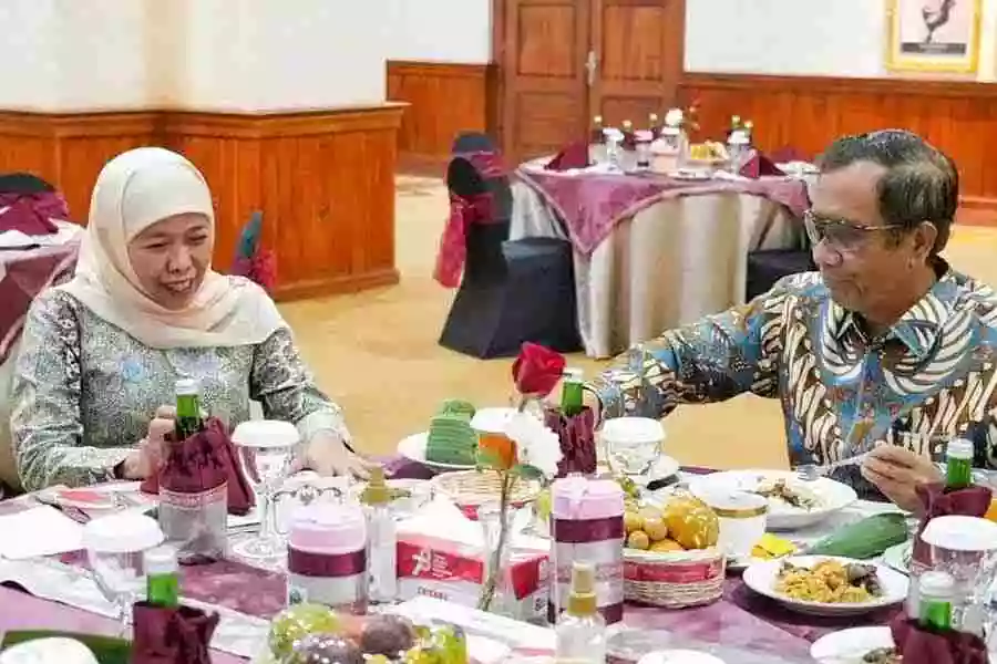 Foto yang dibagikan Mahfud MD saat makan bersama Gubernur Khofifah di Grahadi (foto: facebook @OfficialMahfudMD)