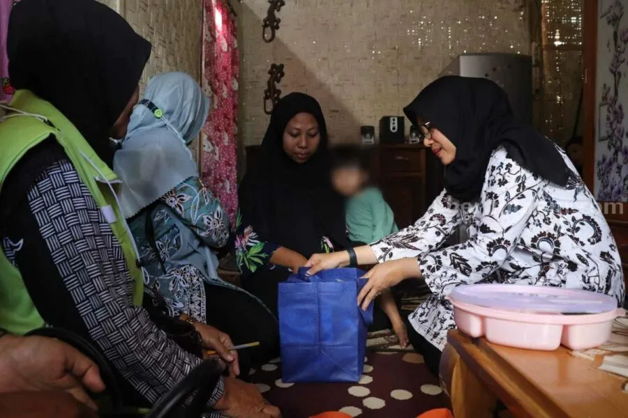 Bupati Banyuwangi saat menyerahkan bantuan untuk balita stunting