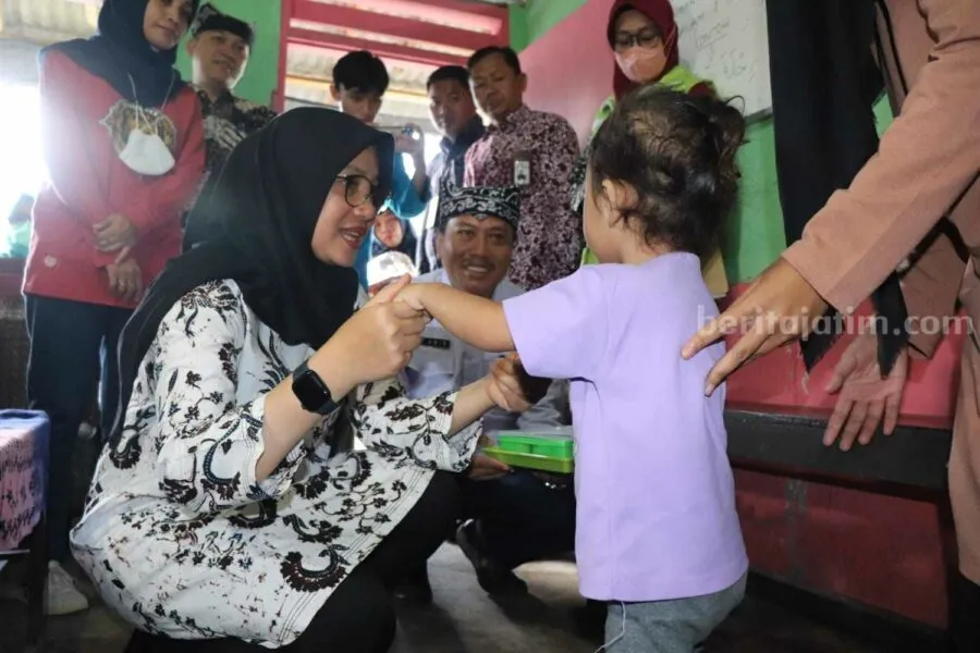 Bupati Banyuwangi saat menyerahkan bantuan untuk anak stunting