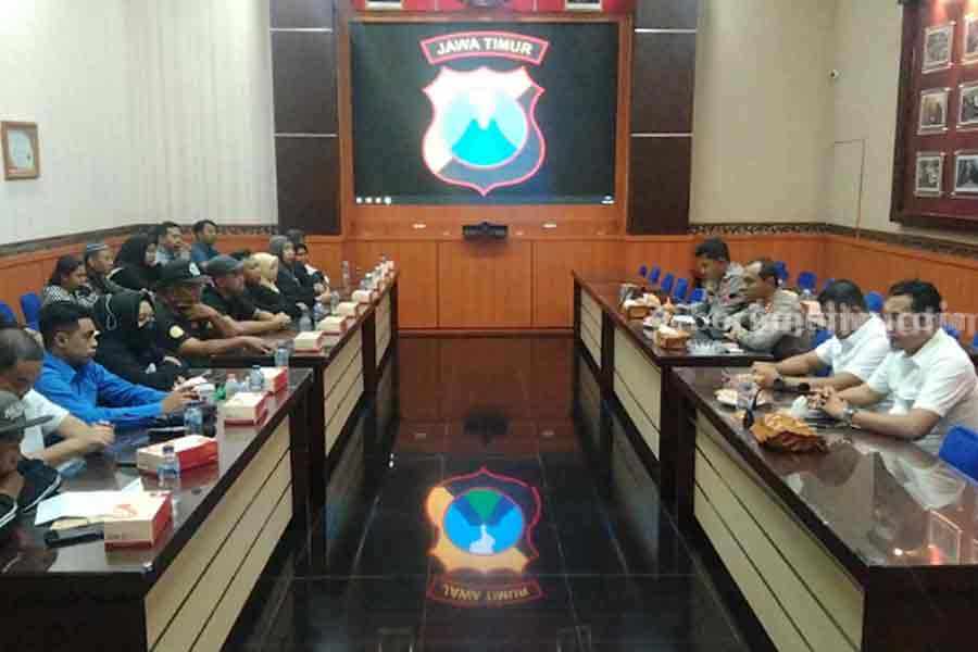 Pertemuan keluarga korban tragedi Kanjuruhan bersama Kapolres Malang AKBP Putu Kholis Aryana, Selasa (22/8/2023).