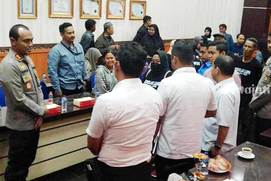Babak Baru Penyidikan Tragedi Kanjuruhan Dimulai, Keluarga Usulkan Pasal Baru Pertemuan keluarga korban tragedi Kanjuruhan bersama Kapolres Malang AKBP Putu Kholis Aryana, Selasa (22/8/2023).