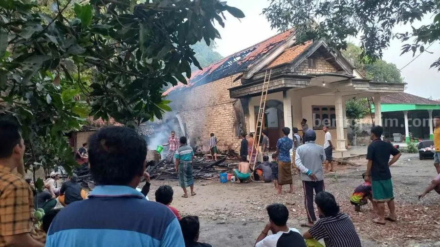 Kebakaran gudang kayu di Kabupaten Bangkalan (Foto: Zamachsari/beritajatim.com)