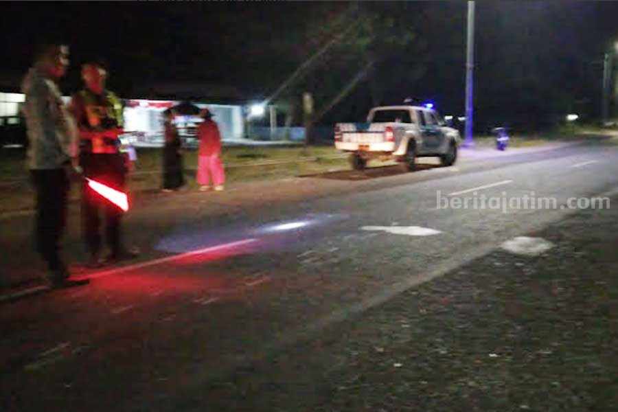 Polisi olah TKP laka lantas dua sepeda motor.