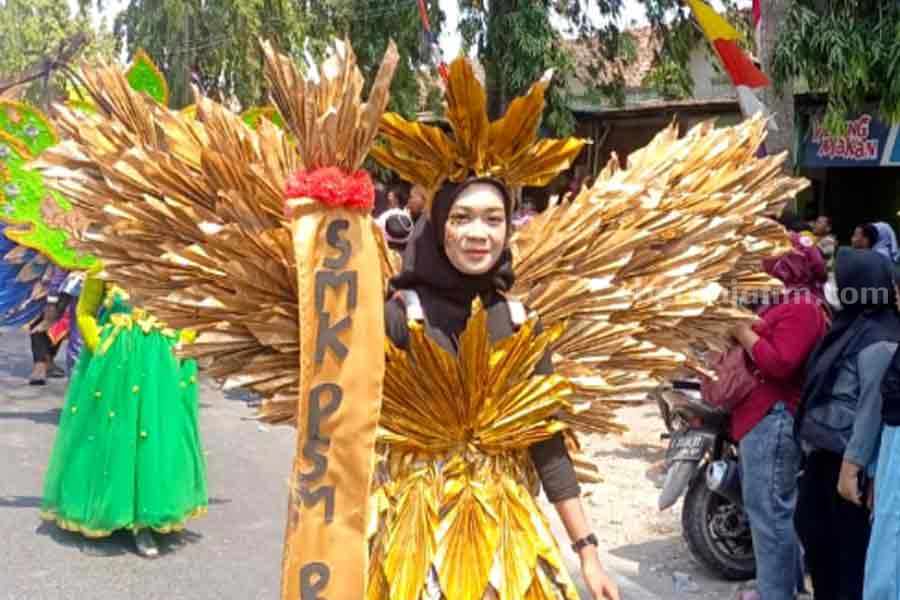 Kreatif, Siswi SMK di Blora Kenakan Busana Karnaval dari Sampah Klobot Jagung Siswi SMK di Blora mengenakan busana karnaval dari klobot jagung. (Diskominfo)